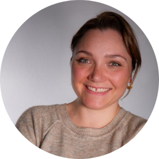 Selina Benda vor weißer Wand