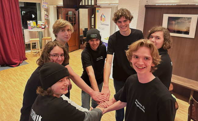 das muggeltechnik team steht in einem kreis