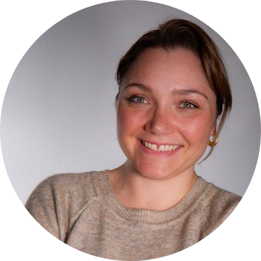 Selina Bender vor weißer Wand